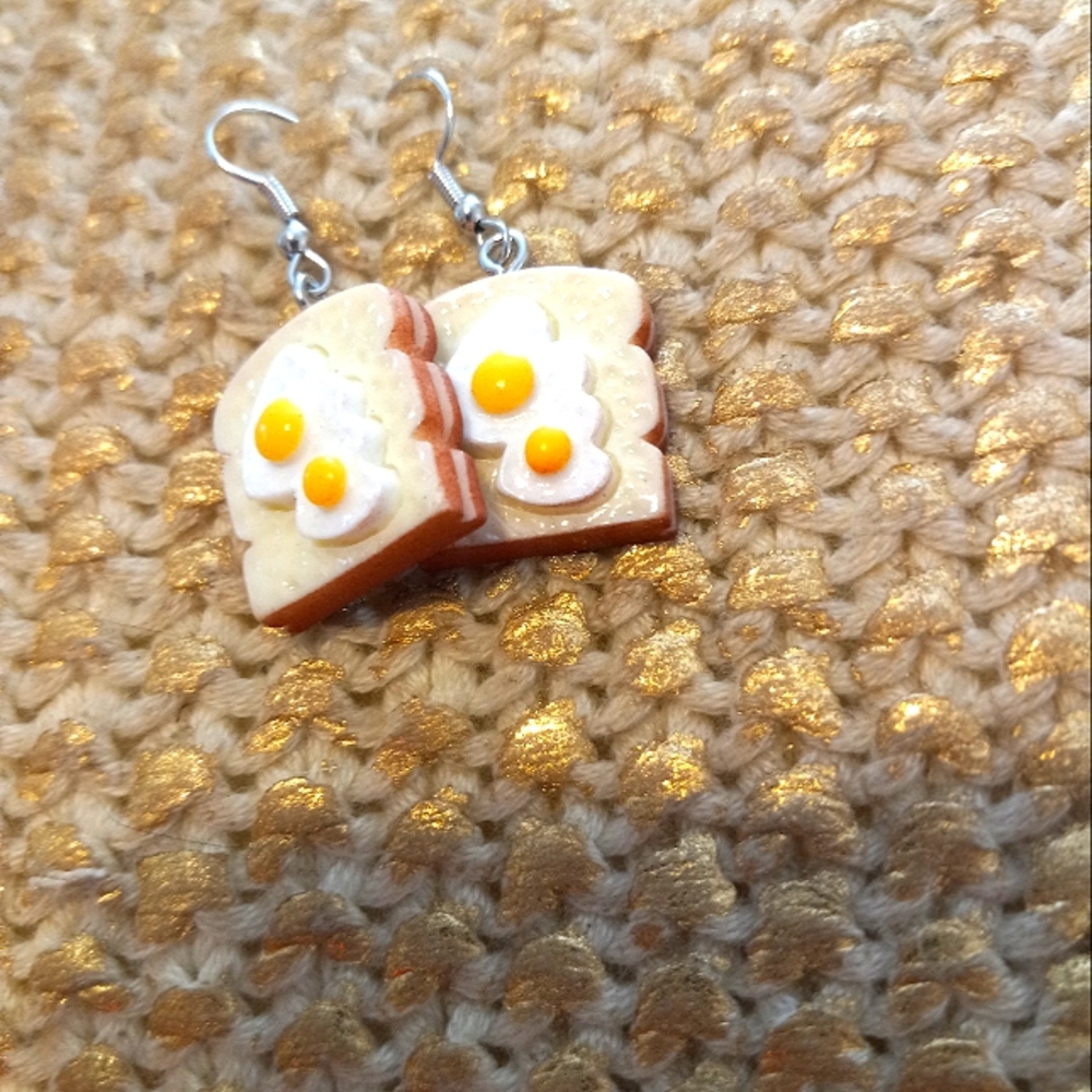 Egg heart toast dangle earrings - Picture 2 of 2